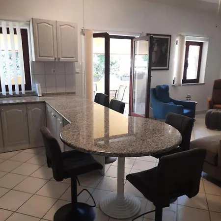 Modern With Garden & Terrace, 13 Min To Arena