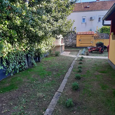 Modern With Garden & Terrace, 13 Min To Arena